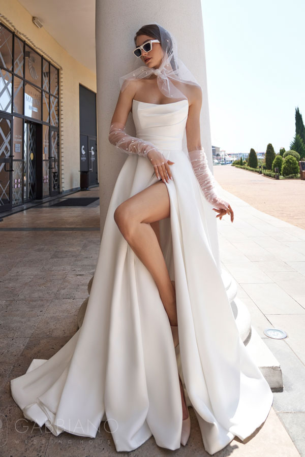 свадебное платье с разрезом на ноге